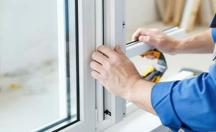 Montage Fenster | © SerPak / stock.adobe.com